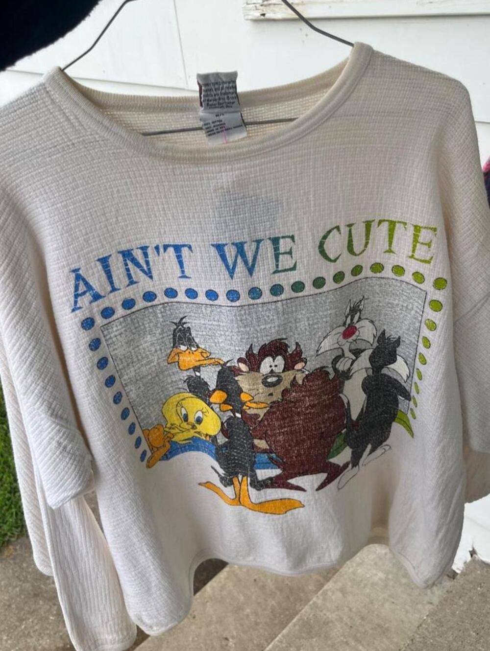 Vintage 1997 Looney Tunes “Ain’t We Cute?” waffle knit top 🐰✨
